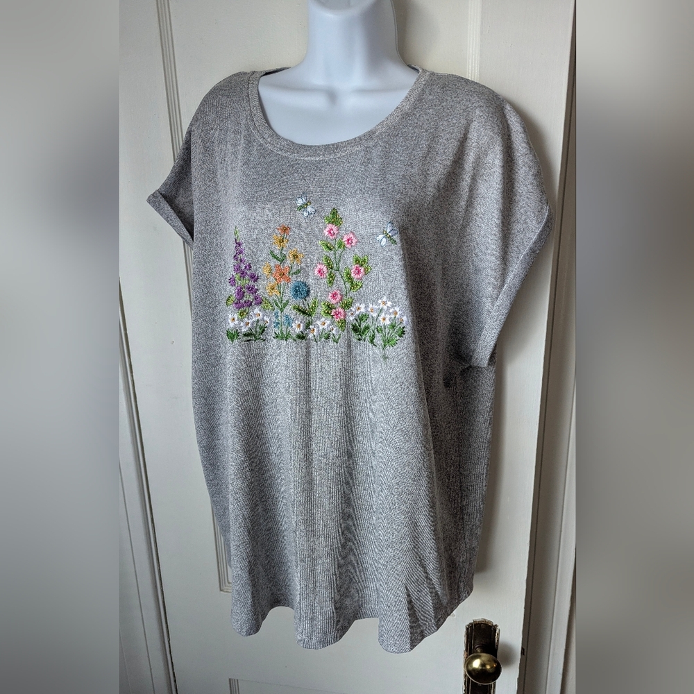 indigo soul Gray Short Sleeve Tee with Floral Embroidery